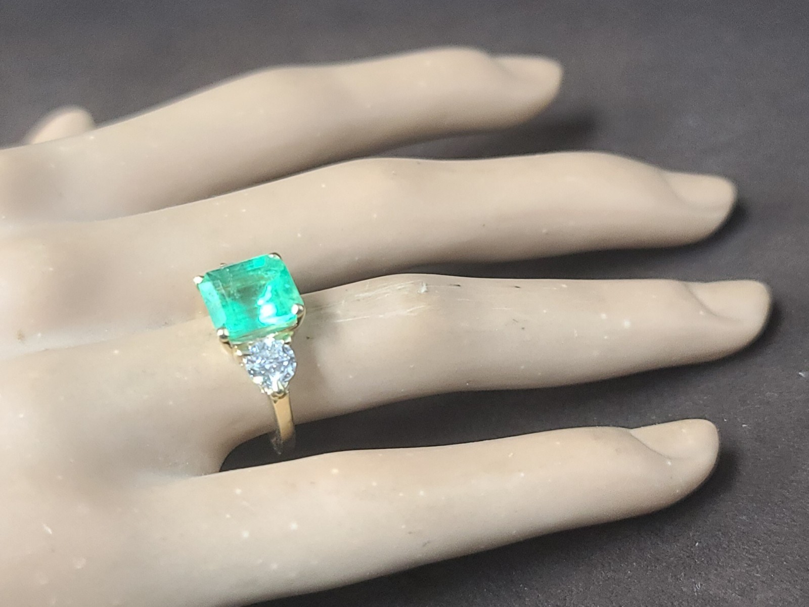 Vintage 14k Yellow Gold Engagement Ring 3.01CT. Natural Green Colombia Emerald