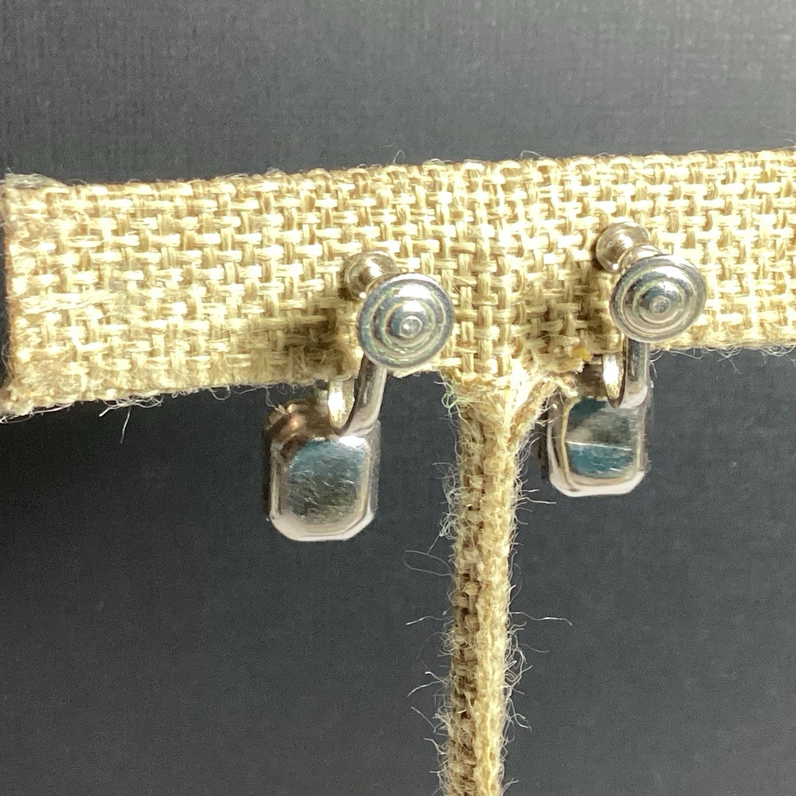 VTG PAIR OF CLEAR DROP-DANGLE RHINESTONE SCREWBACK EARRINGS GORGEOUS SILVERTONE