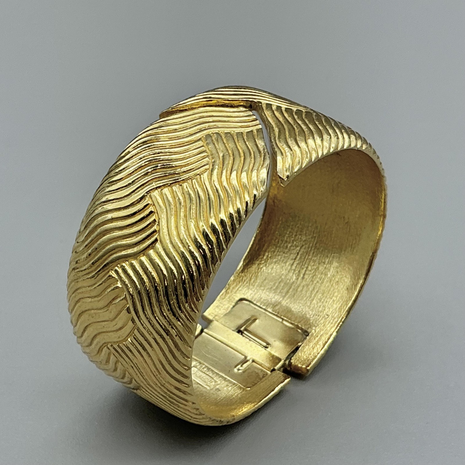 Vintage Crown Trifari Bracelet Gold Tone Textured Wave Wide Hinged Bangle 6 Inch