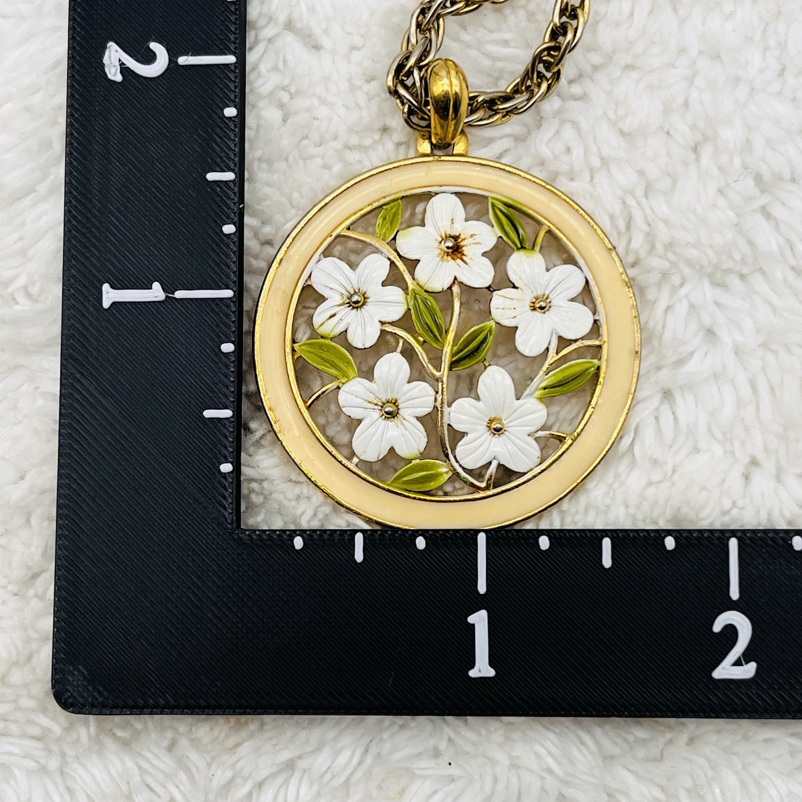 Vintage Enamel Flower Necklace White Daisy Pendant Hippie Boho 24″