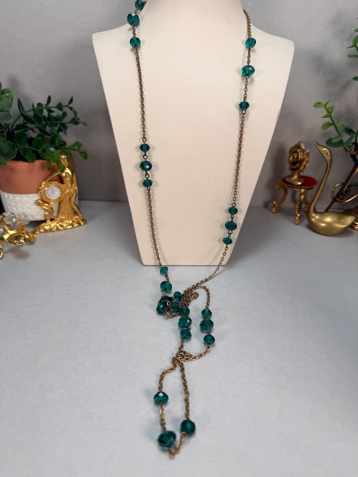 Vintage Beautiful Long Emerald Green Crystal Station Necklace Gold Tone Chain