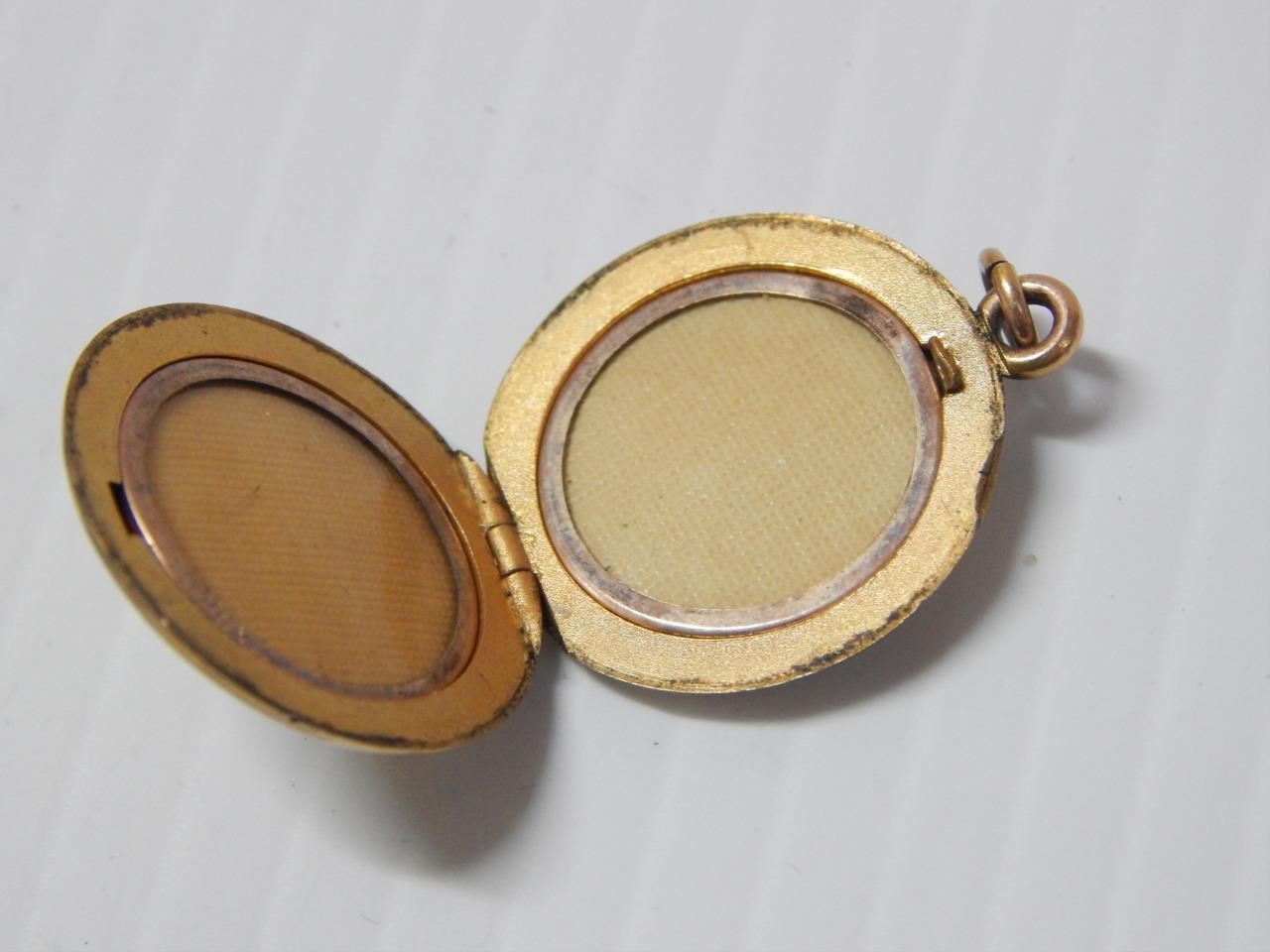 ANTIQUE VINTAGE CIRCULAR / ROUND VICTORIAN GOLD FILLED LOCKET – NICE GIFT !