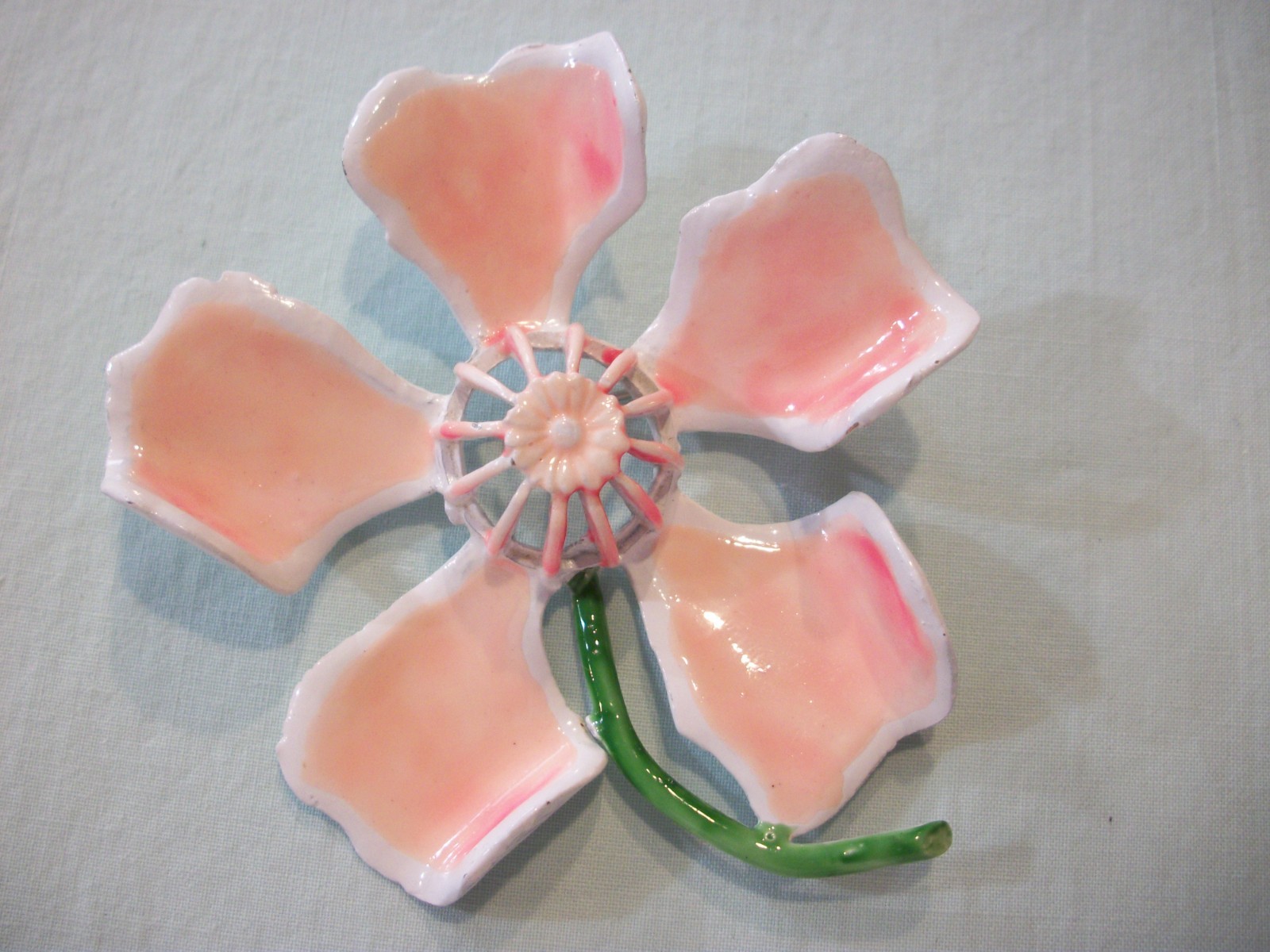 VTG*RARE*MeTaL ENaMeL*PEACH/PINK BLEND*WHiTE SWiRLy FLoWeR PiN/SPRINGTIME BEAUTY