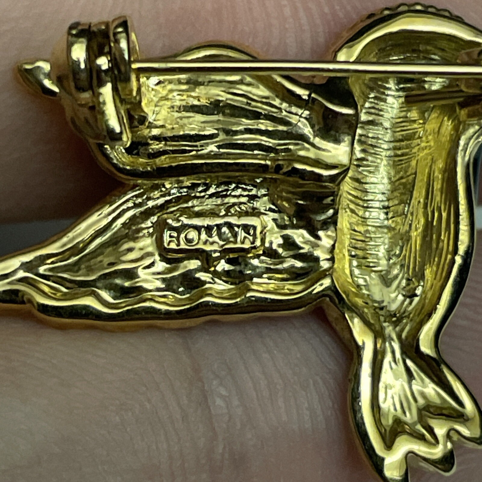 RED STONE – GREEN ENAMEL & RHINESTONES BIRD BROOCH PIN, GOLD-TONE SIGNED ROMAN