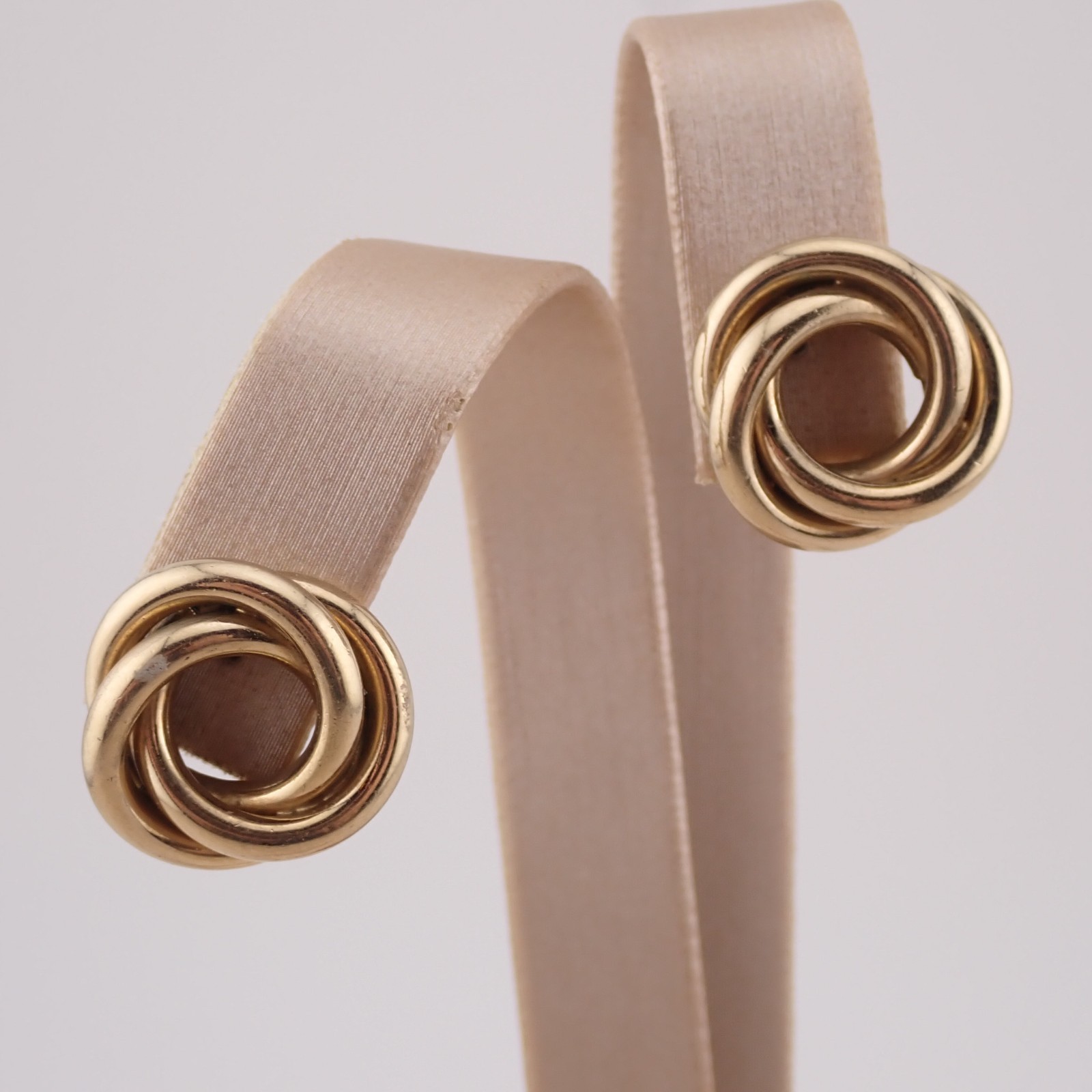 Vintage Winard 12k Gold Filled Knot Screw Back Earrings Weighs 3.9 grams