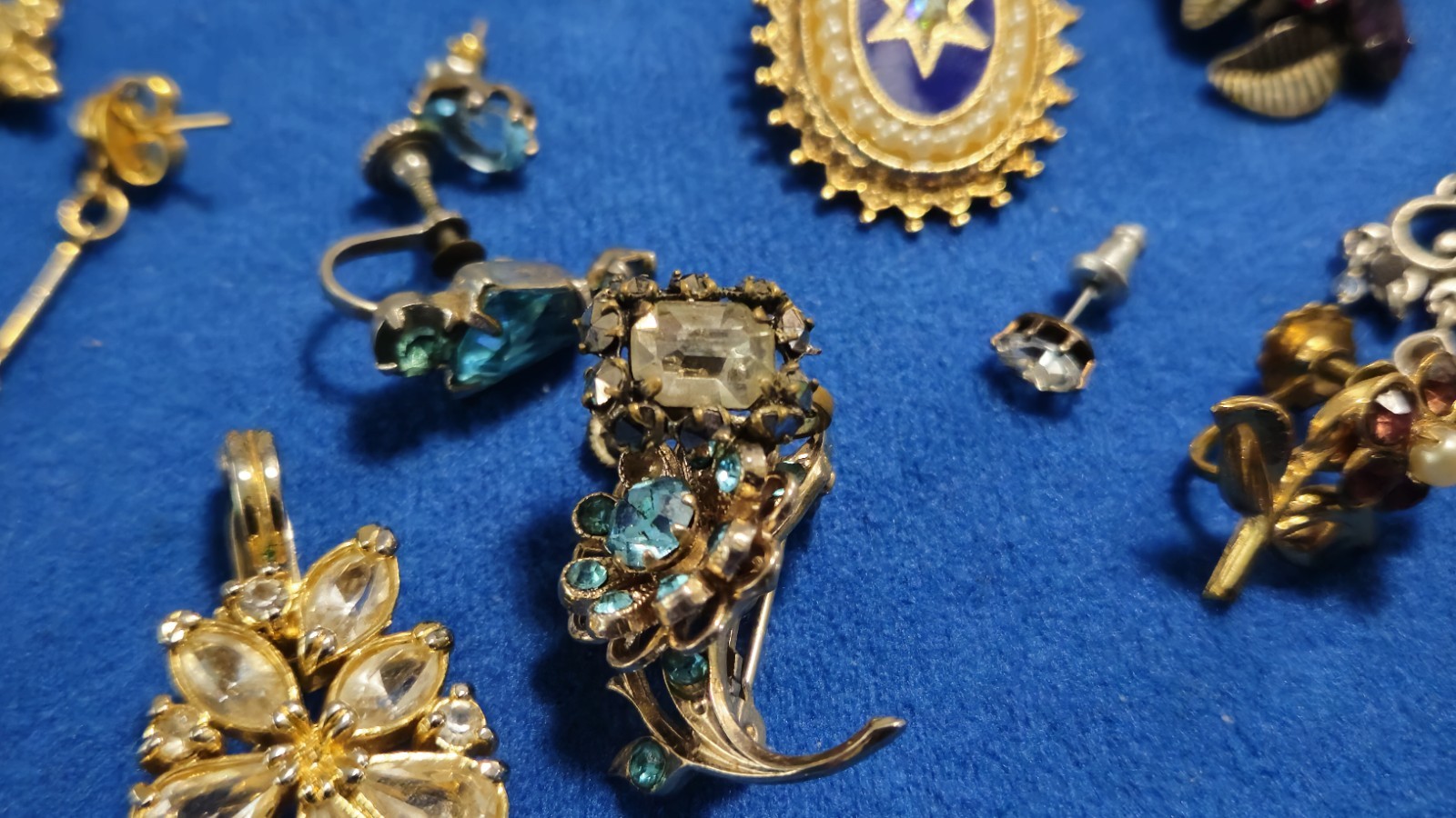 Vintage 37 Gem Stone Earrings / Dimond Like / Quartz Like Jewels – JEWELRY LOT