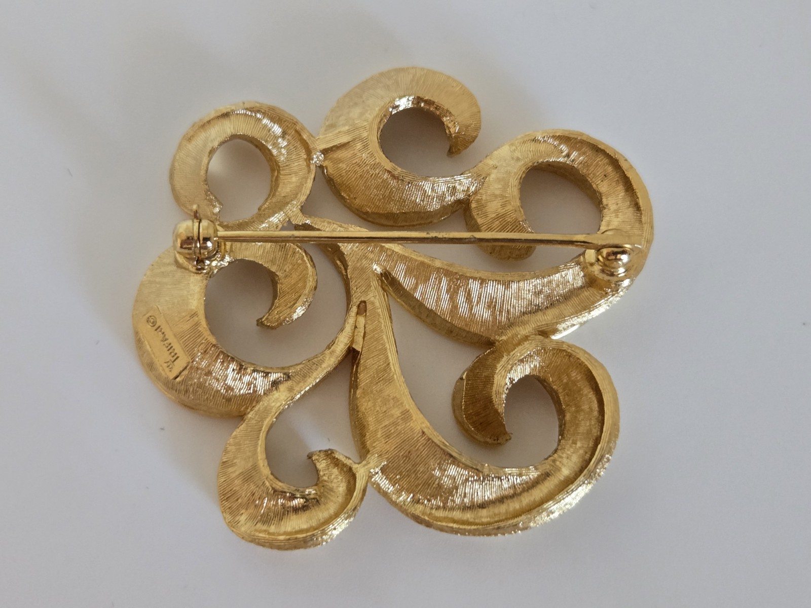 Vintage Crown Trifari Gold Plated Swirl Ribbon Design Brooch 1 3/4″