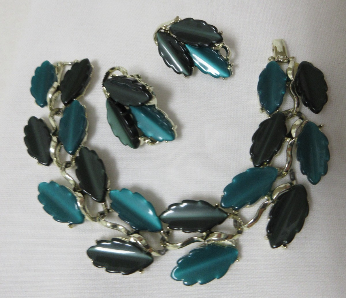 Vintage Gold Tone Light and Dark Green Thermoset Bracelet & Clip-On Earrings