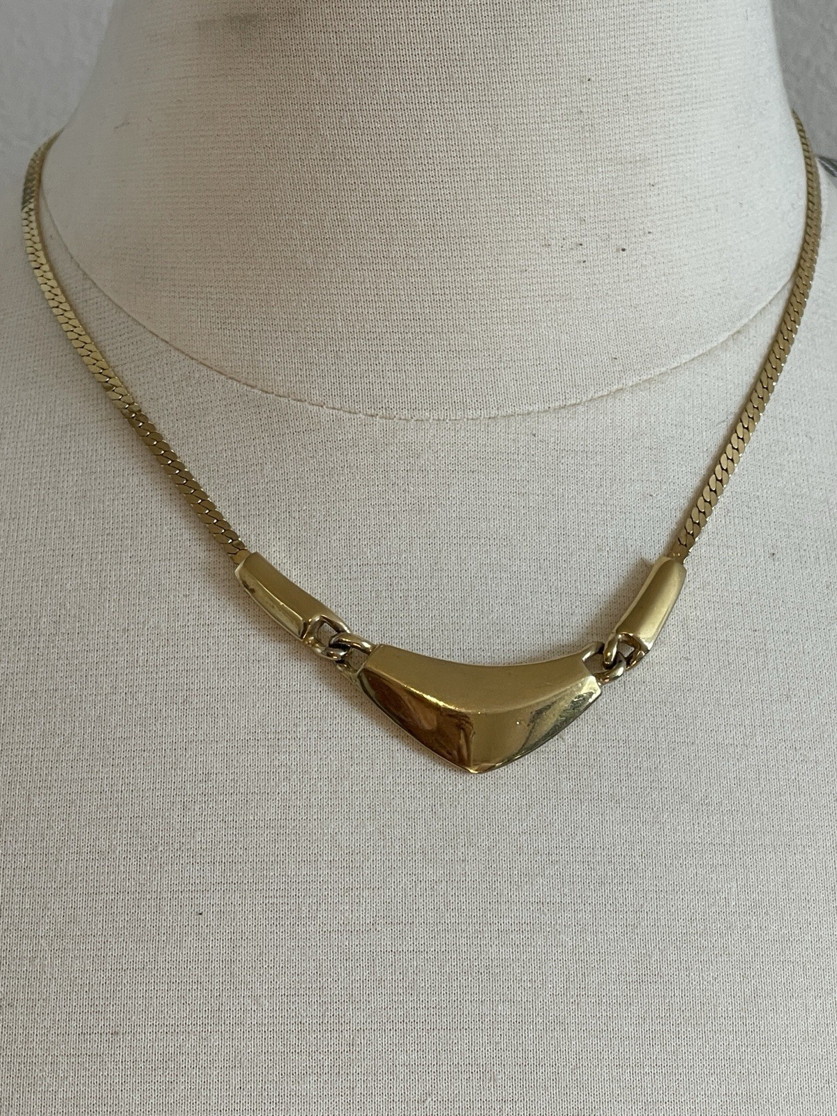 Vintage Trifari gold tone modernist herringbone necklace statement signed