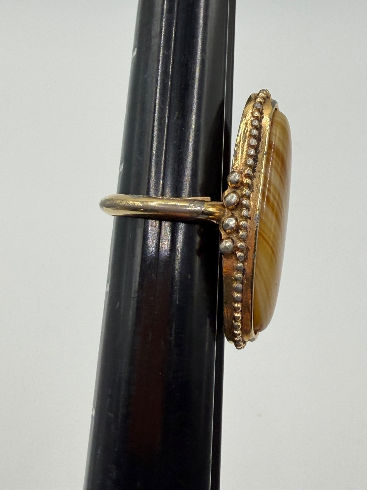1978 VINTAGE STRIPED BROWN FAUX AGATE RING SHIMMERING SANDS SIZE 4.25