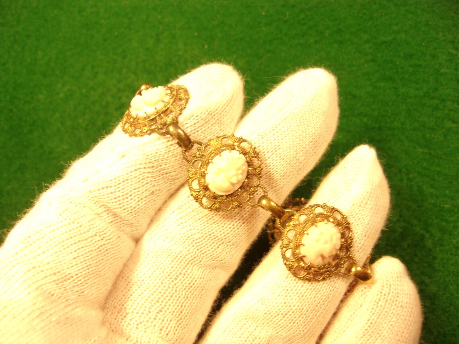 GRACEFUL VTG LADY’S YELLOW GOLD FILLED BRACELET W/VERY LIGHT PINK/WHITE CAMEOS
