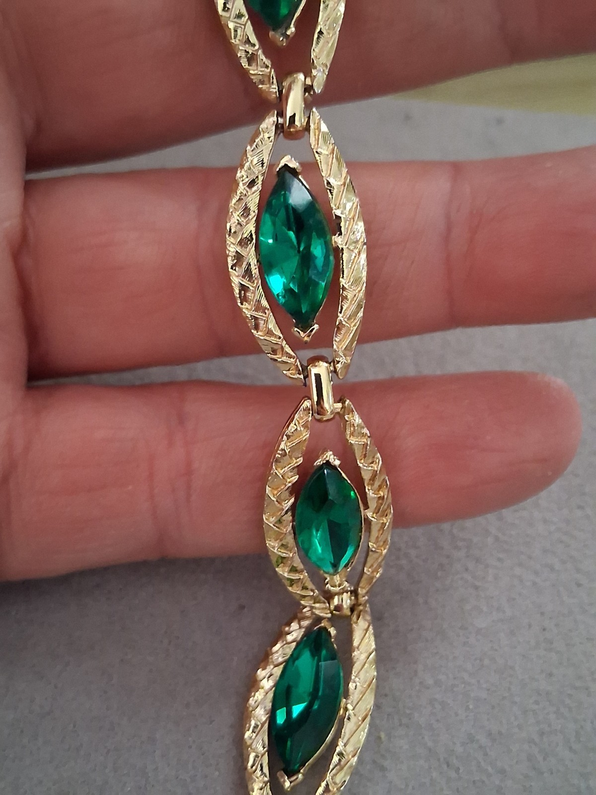 Coro emerald green marquise-cut chain link necklace, gold-tone, excellent condit