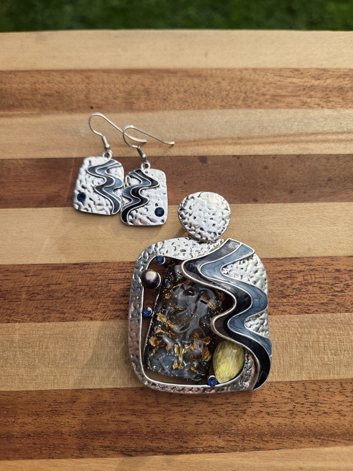 Vintage Faux Gripoix Art Resin Enamel Hammered Metal Pendant & Earrings Necklace