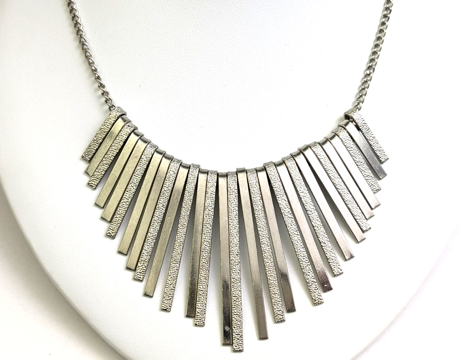 Vtg 2000’s Y2k Brutalist Modernist Texture Silver Fringe 18″ Collar Necklace