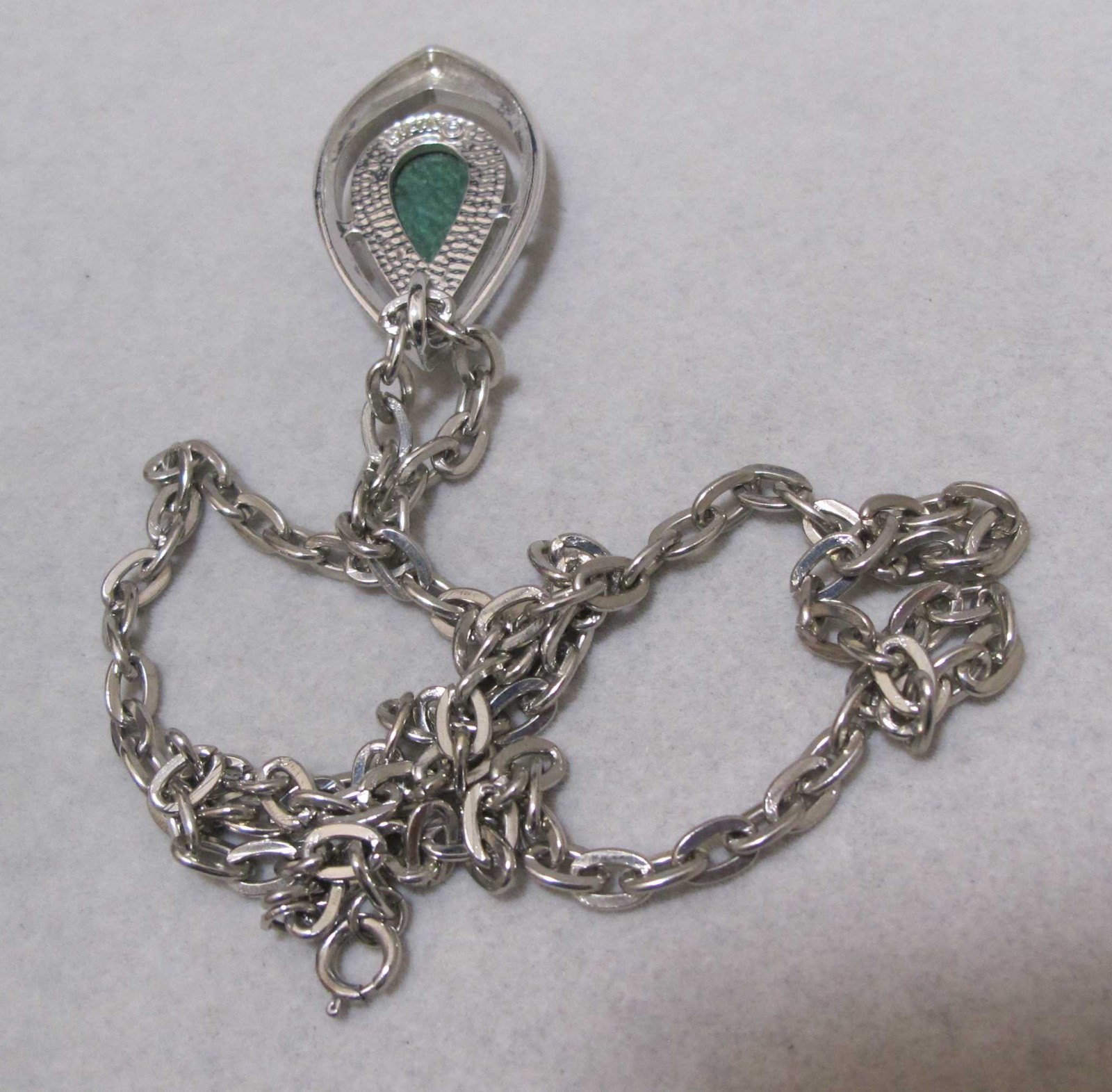 Vtg 1978 SARAH COV “Dew Drop” Green Acrylic Teardrop SilverTone Pendant Necklace