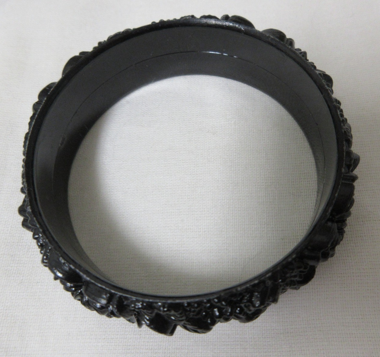 Vintage Molded Black Lucite Floral Bangle Bracelet 7 1/2″
