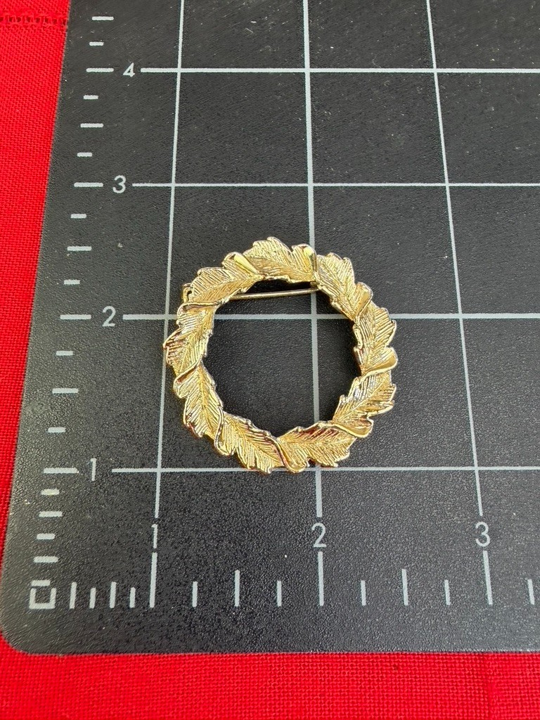 VTG Signed Original Collectible Gerry’s Christmas Leaf Wreath Pin Gold Tone