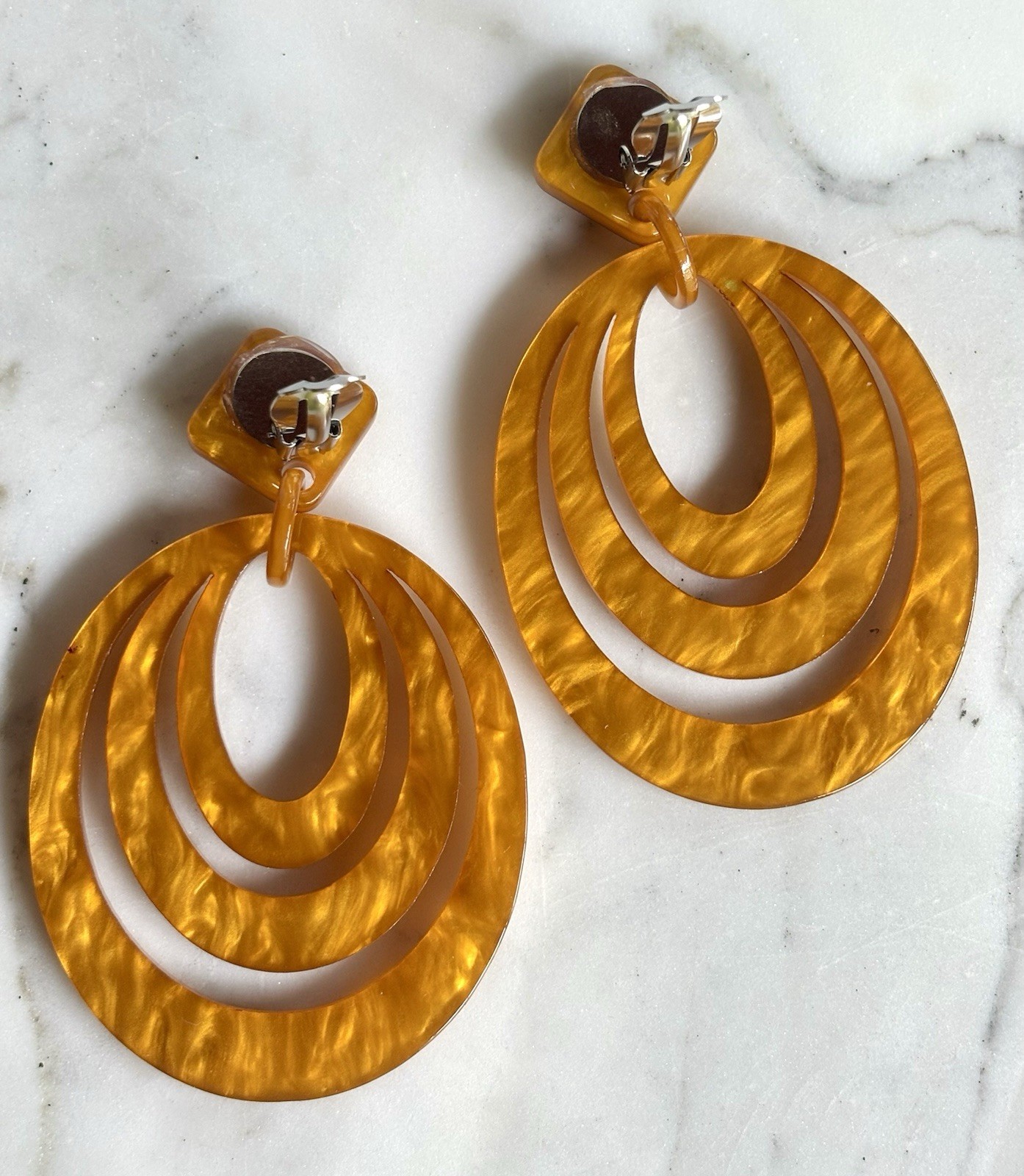 DESIGNER AMBER MARBLED RESIN 3.2 in MASSIVE RETRO 70s HOOPS CLIP ON EARRINGS NEW