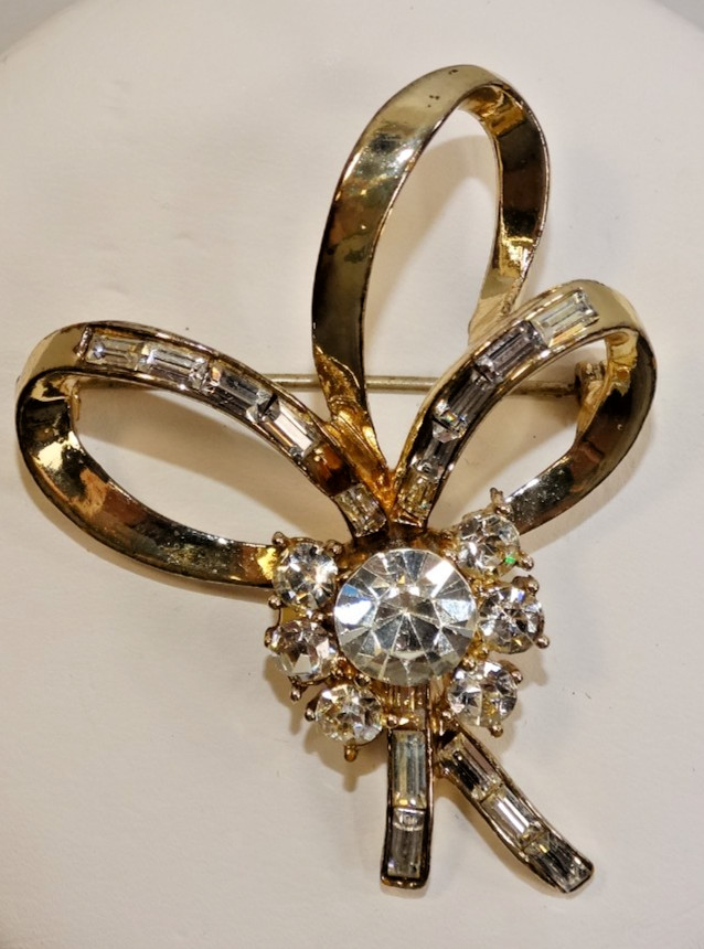 A53 VINTAGE RHINESTONE RIBBON BOW BROOCH PIN CLEAR STONES PRONG SET UNSIGNED