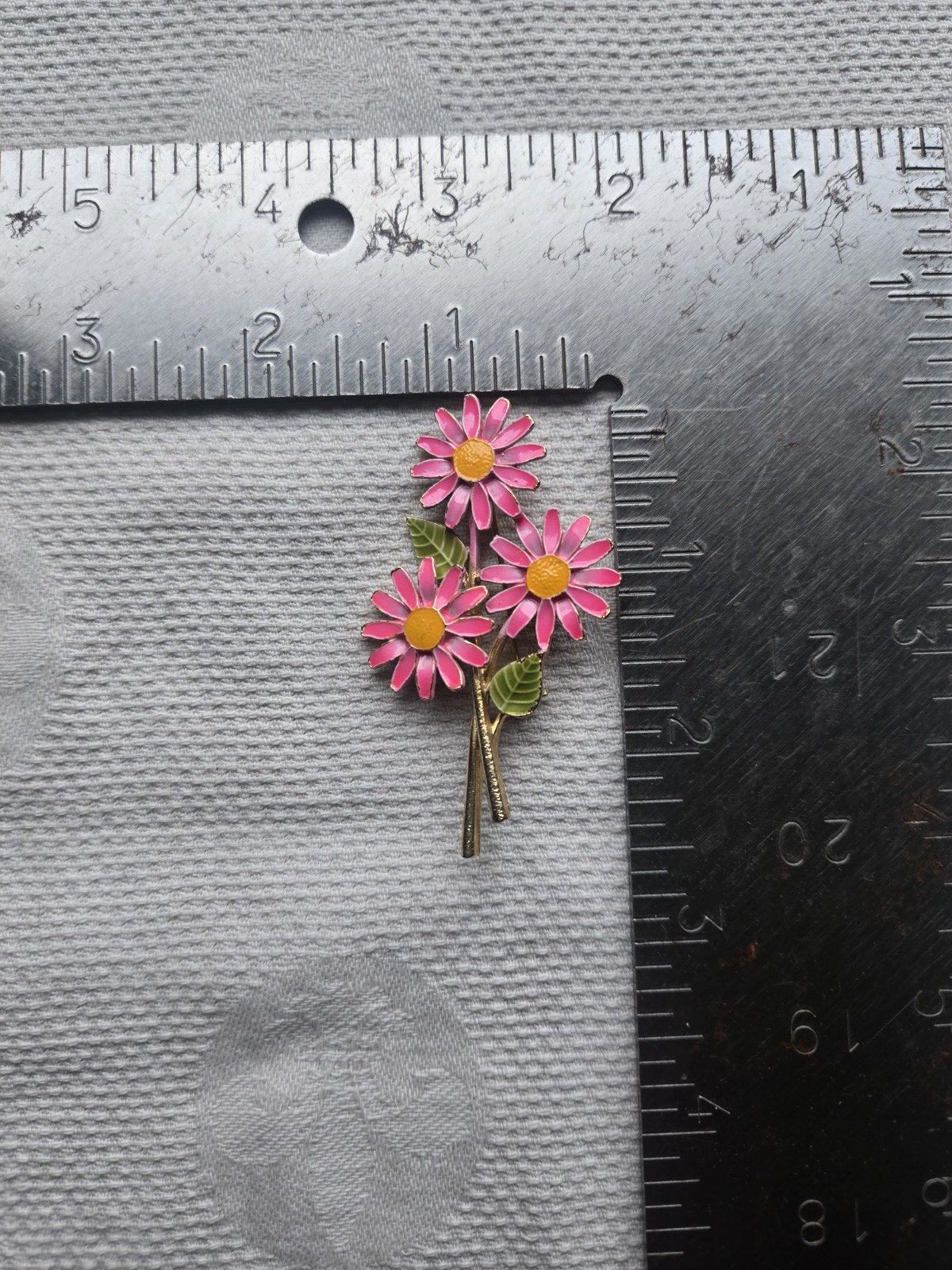 Retro Capri Pink Daisy Brooch Pin