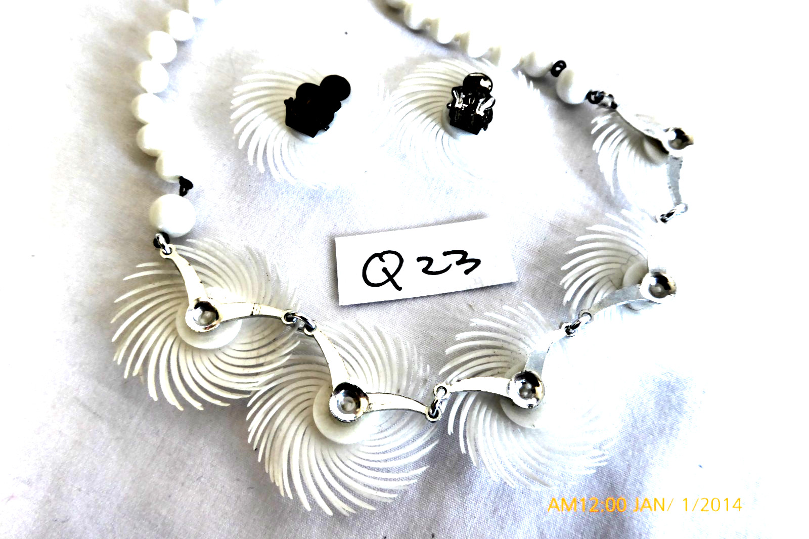 VINTAGE 50s WHITE SOFT PLASTIC PINWHEEL NECKLACE & EARRINGS SET