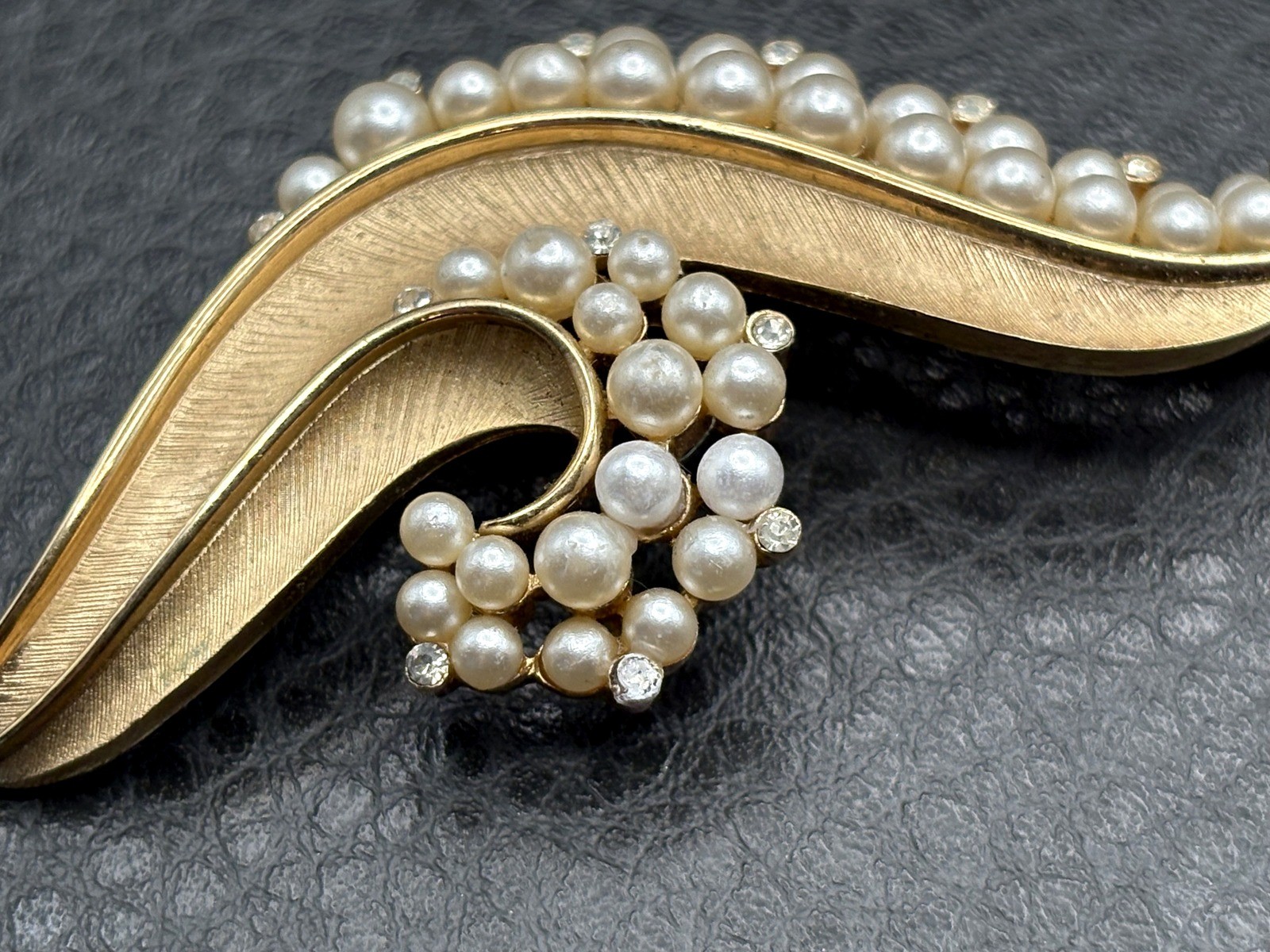 Vintage Crown Trifari Gold Tone Brooch Pearl & Rhinestone Swirl Pin