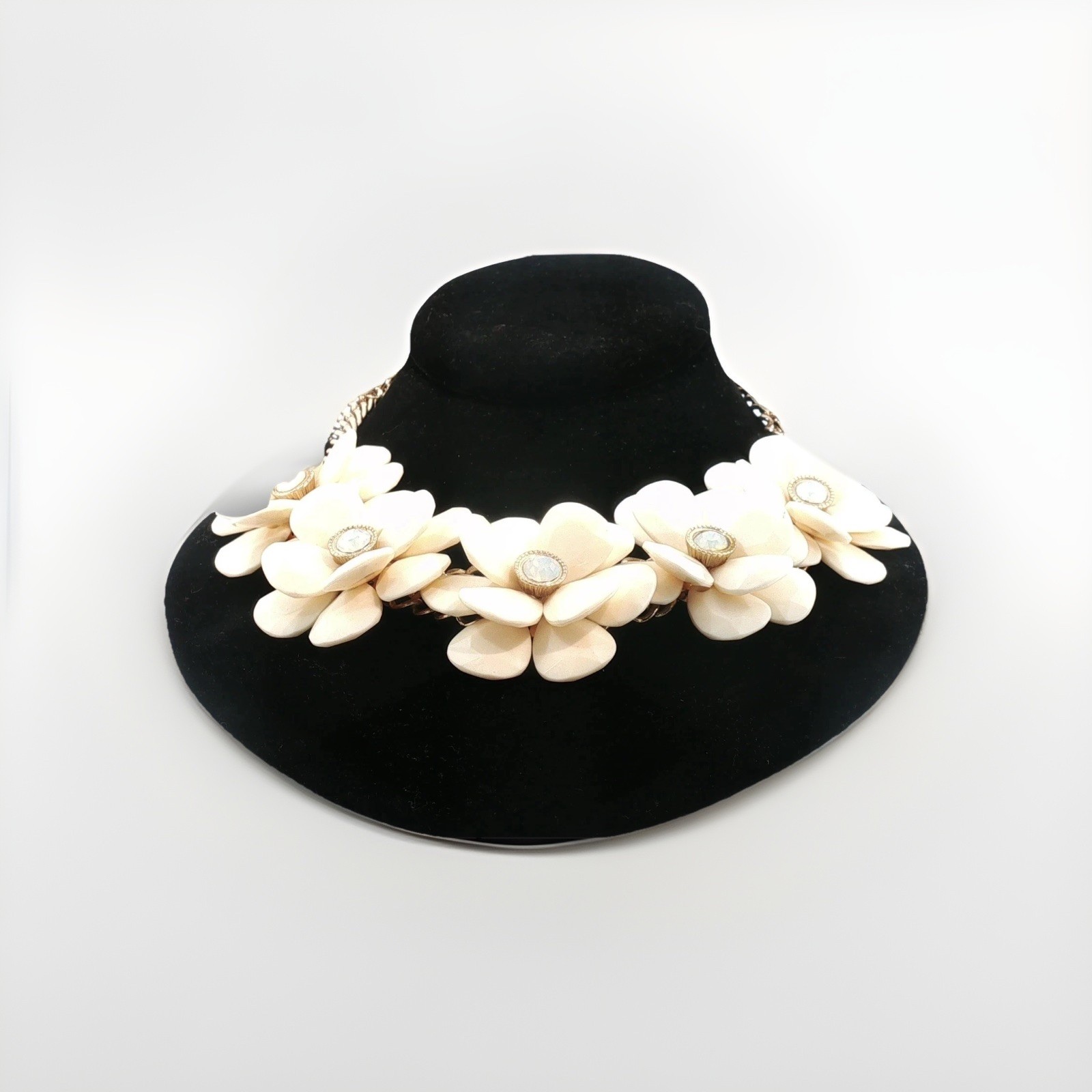 Vintage Gold‑Tone Floral Statement Necklace – Cream Petal Flowers, Bold Retro