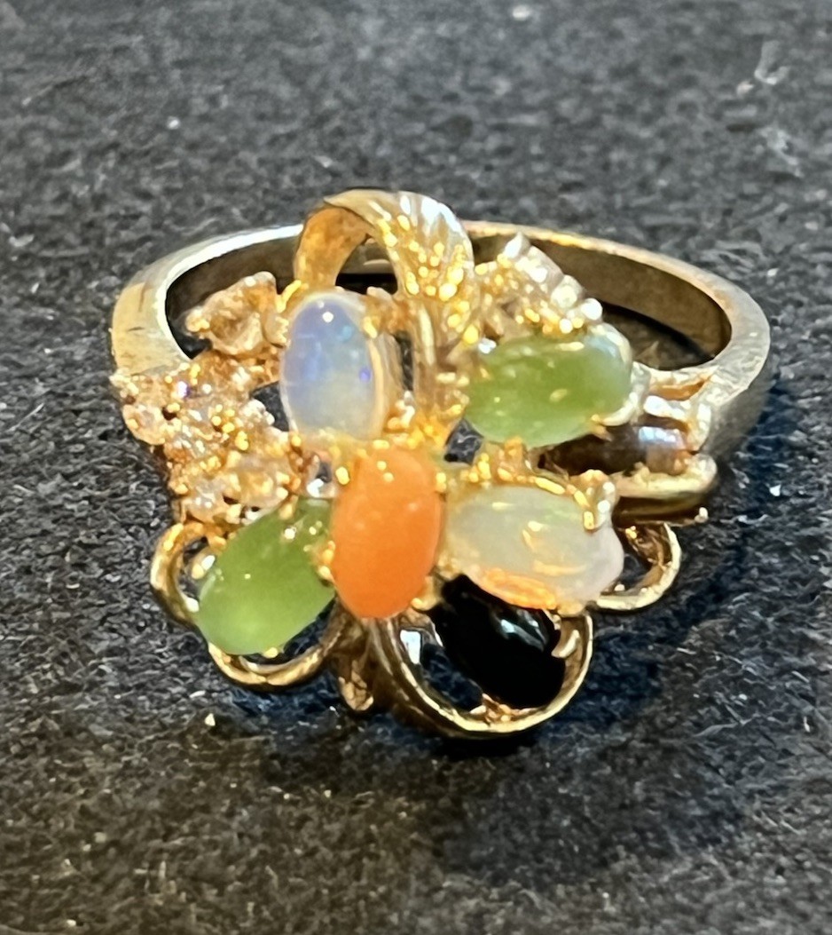 VTG gold-plated multi-gem ring w/green &white jade, coral,tiger’s eye,opal,onyx