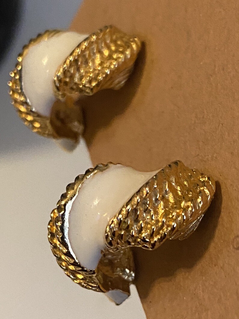 Vtg GAY BOYER Signed White Enamel Gold Tone Rope Design Retro Chic NY Earrings