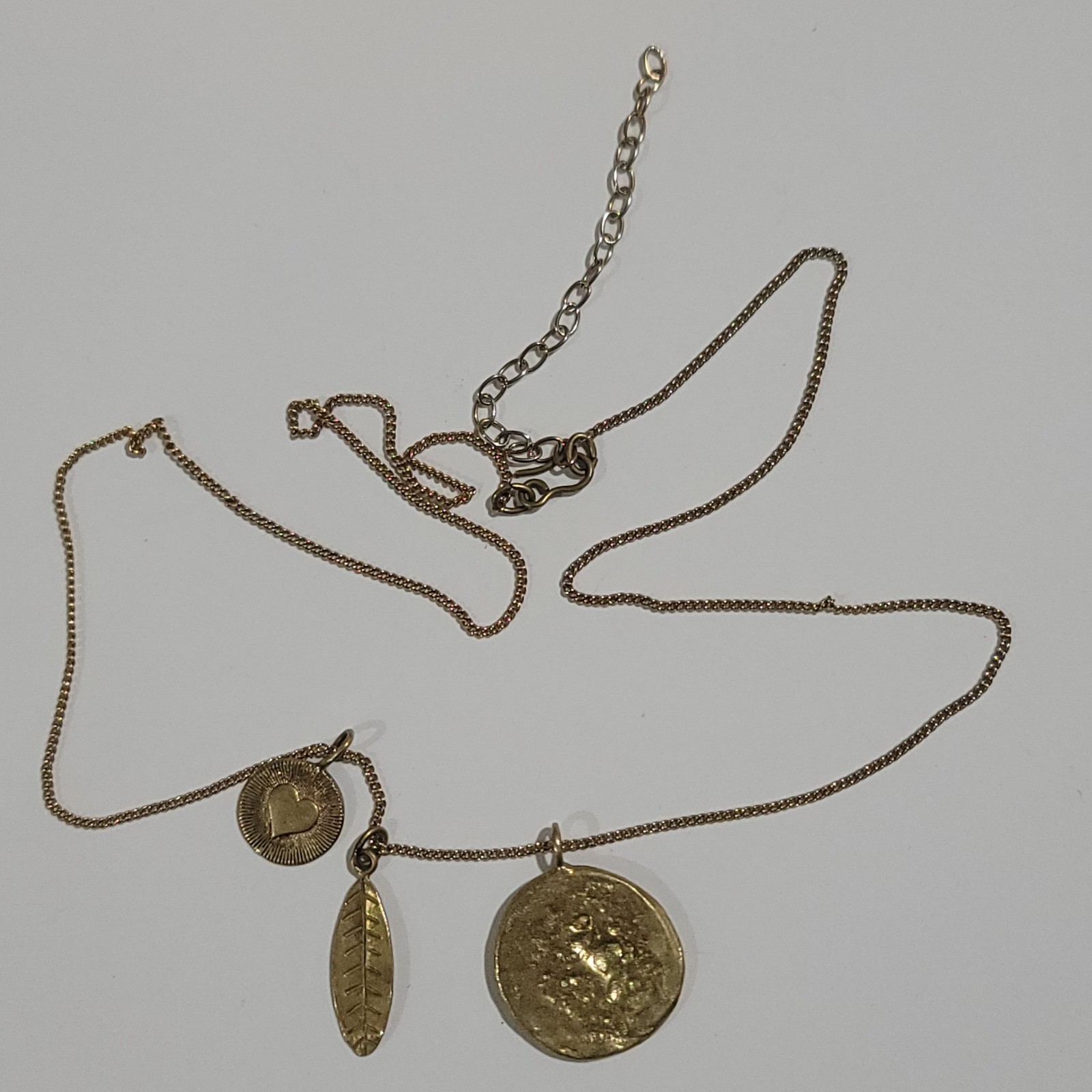 Vintage Gold Tone Minimalist Dainty Charms Necklace Hammered Disc Leaf Coin 18″