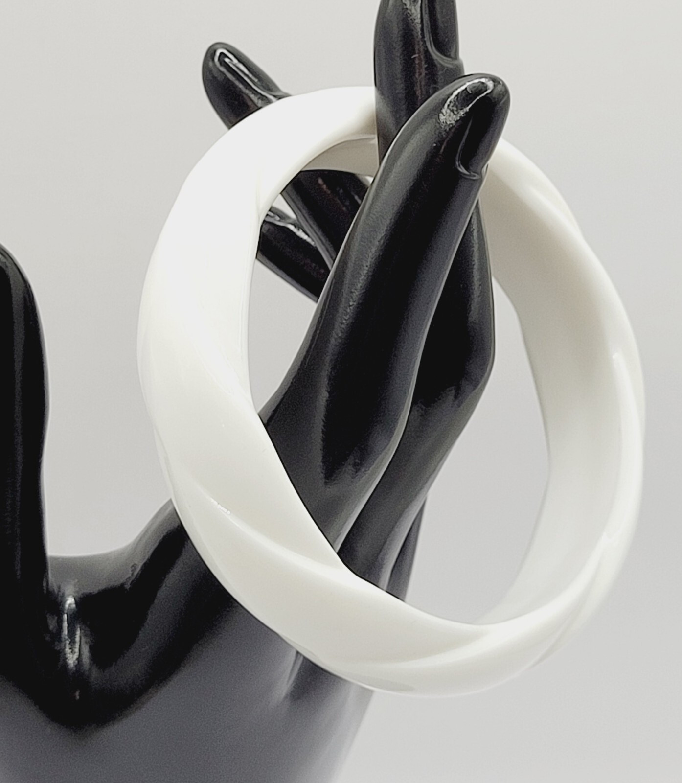 White with Twisted Wrap Design Style Resin Bangle Bracelet Retro Vintage 1980s