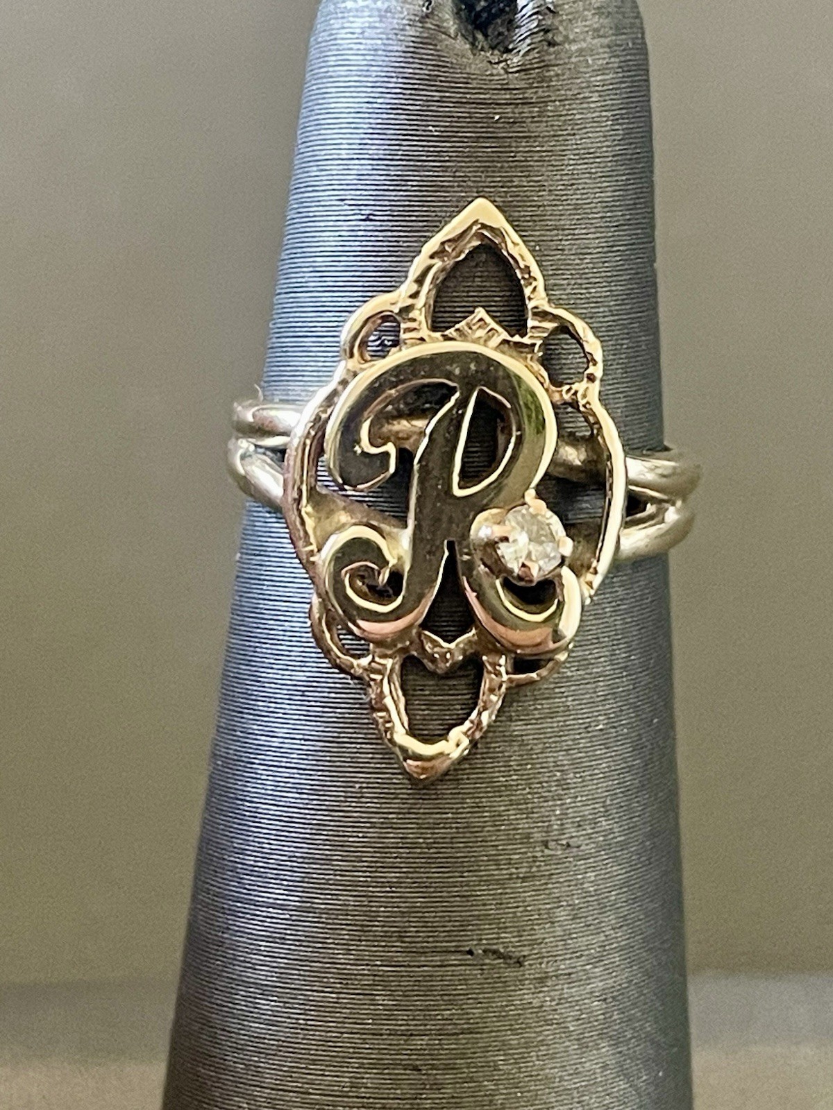 14KT Yellow Gold 0.05CTW Diamond “R” Initial Ring. Size 3.75 (BU157)