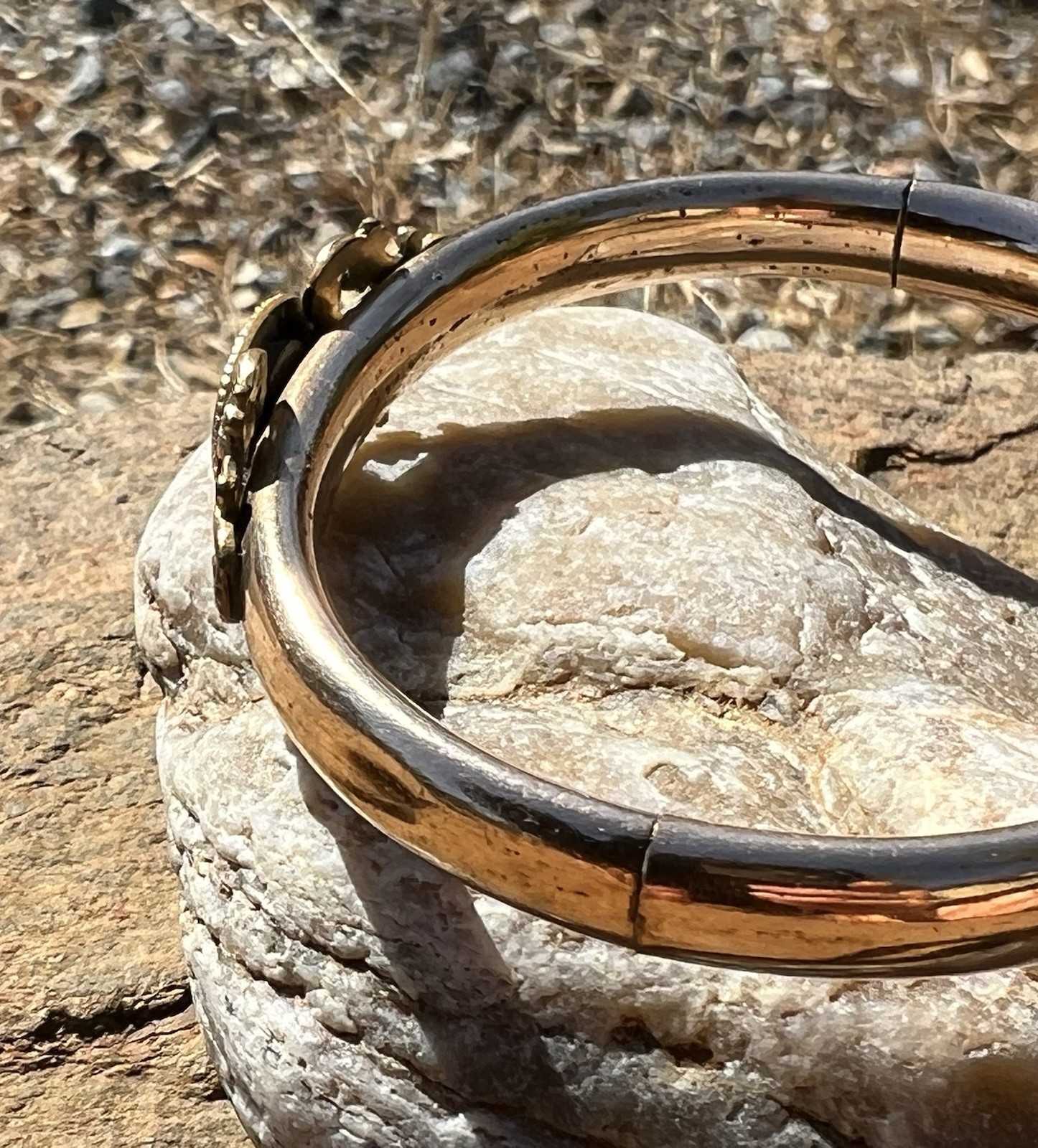 ANTIQUE HINGED BANGLE BRACELET UNMARKED GOLD-FILLED PUSH BUTTON ENGRAVED INITIAL