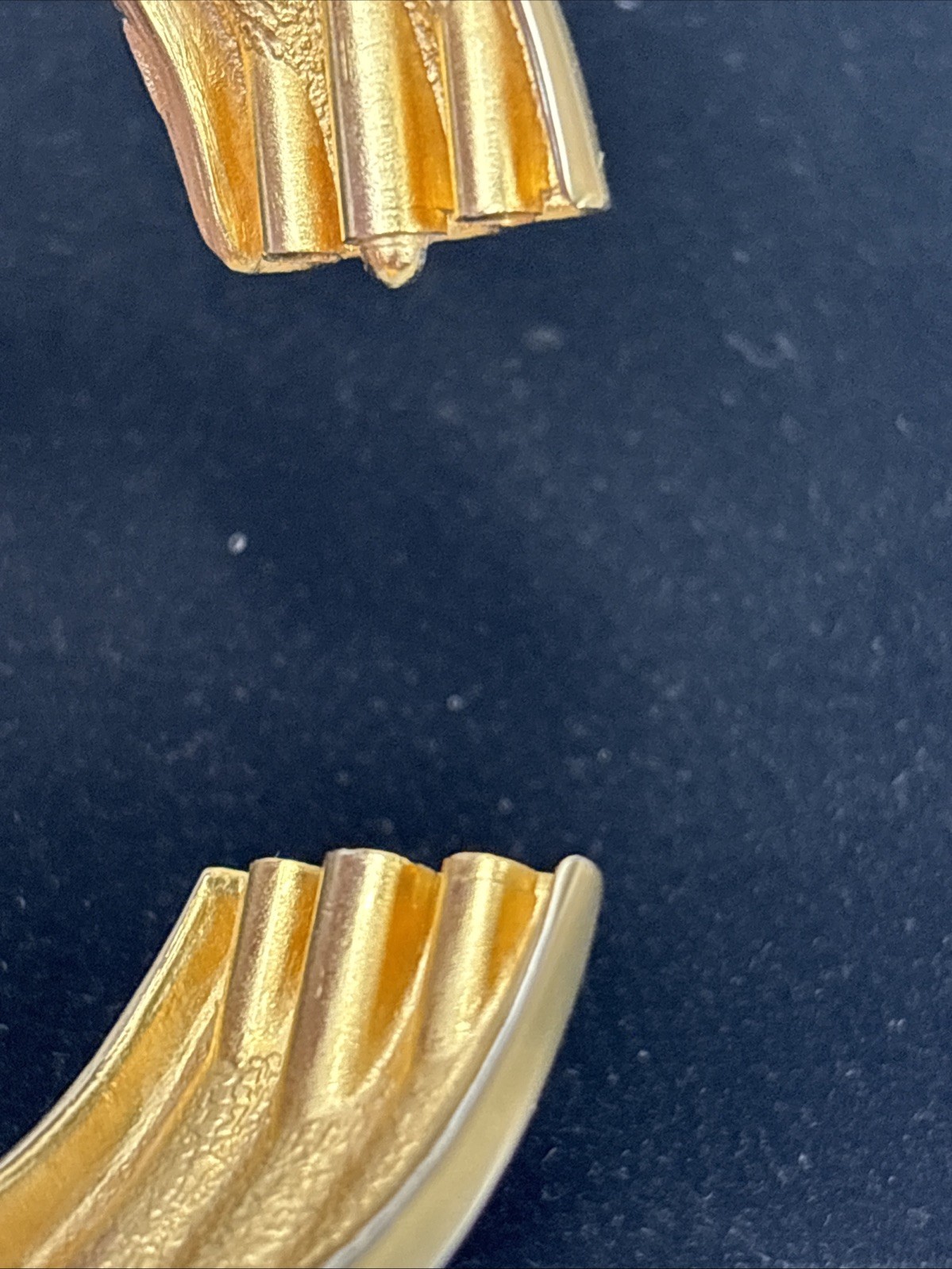 1980s Gold Tone Bangle Bracelet Ribbed Twist Spring Hinge Open Close