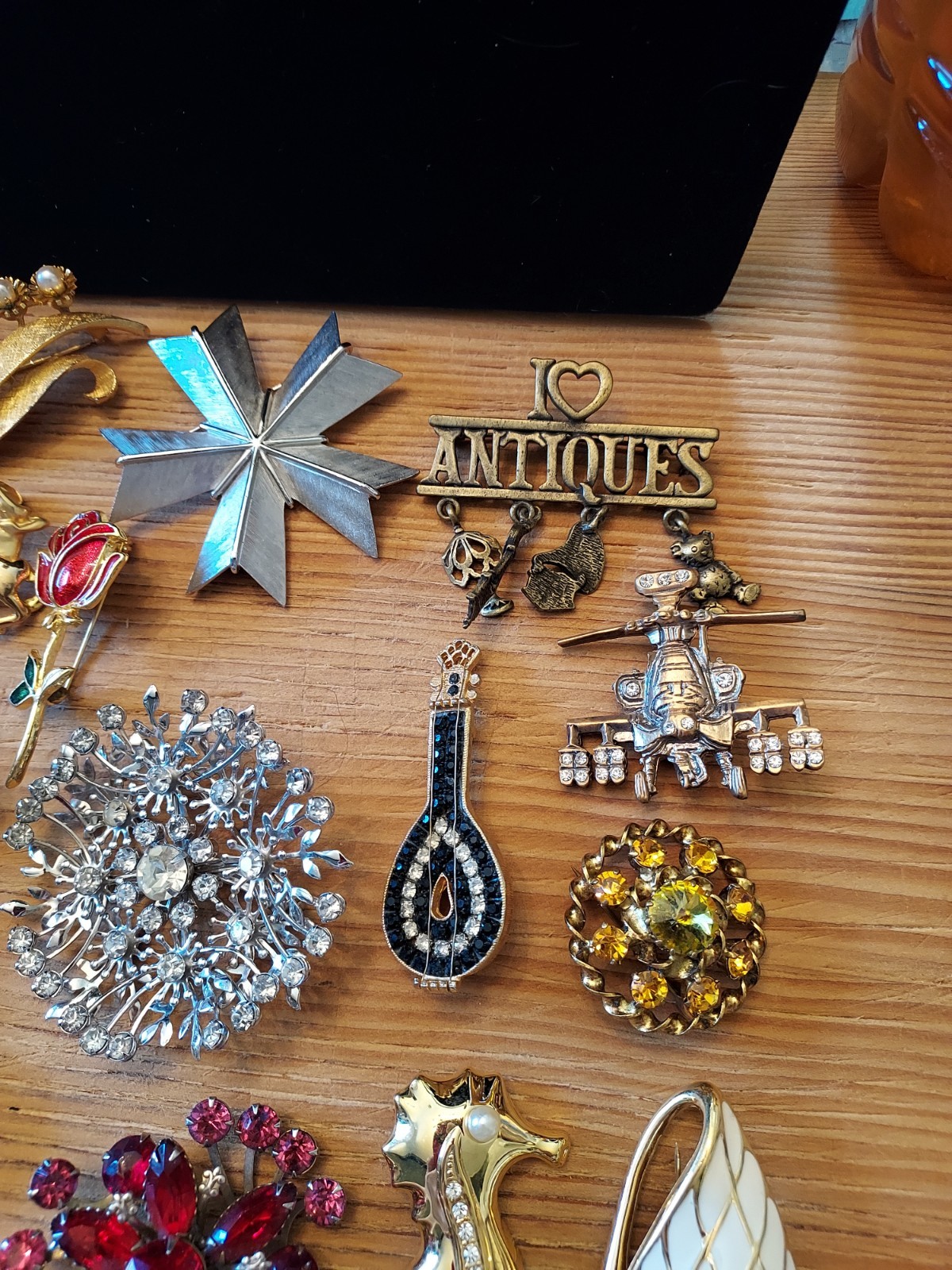 Huge Lot Of Vintage Booch/ Pins Trifari Lisner Roman Jj Avon Gerrys Rafaelian
