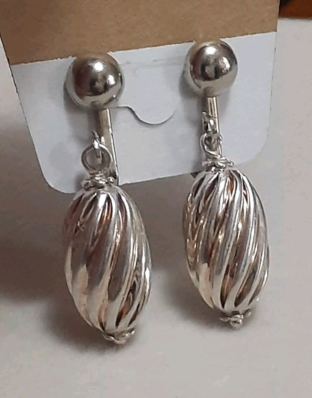 Vintage ribbed oval Silvertone lightweight clip on earrings
