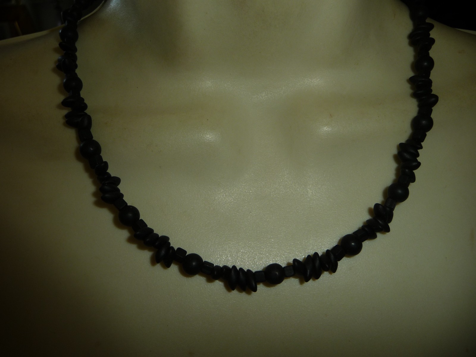 DELIQUET BLACK GLASS BEADS DIFFERENT SHAPES BIB 8” L NECKLACE #26.27