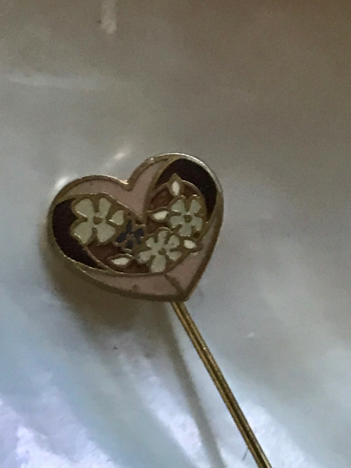 Vintage Dusty Purple & Pink w White Flowers Enamel HEART Goldtone Stick Pin –