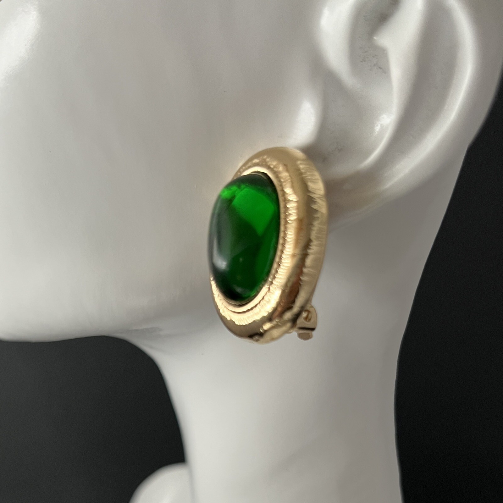 Gripoix Glass Cabochon Clip On Earrings Green Oval Mogul Gold Tone Vtg