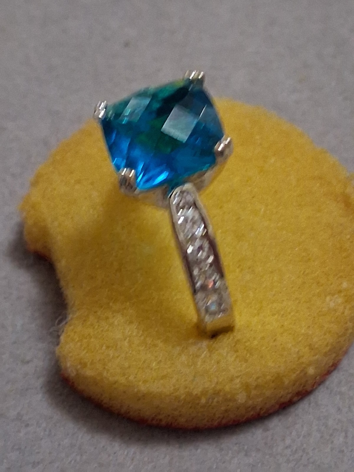 Blue cushion-cut glass stone ring w/clear stone accents, silverplate, SZ_7