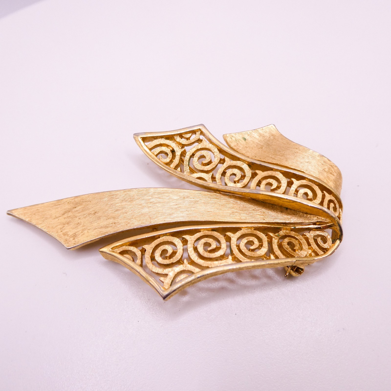 Crown Trifari Swirl Ribbon Textured Brushed Goldtone 2.75″ Openwork Brooch Pin