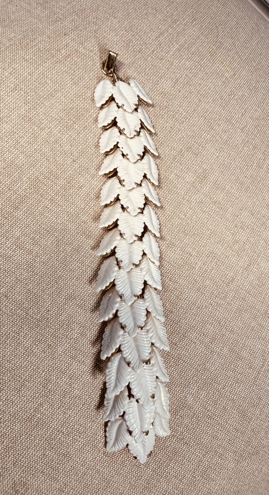 Vintage White Lucite Leaf Link Articulated Bracelet 3 Row ~ 7.25”