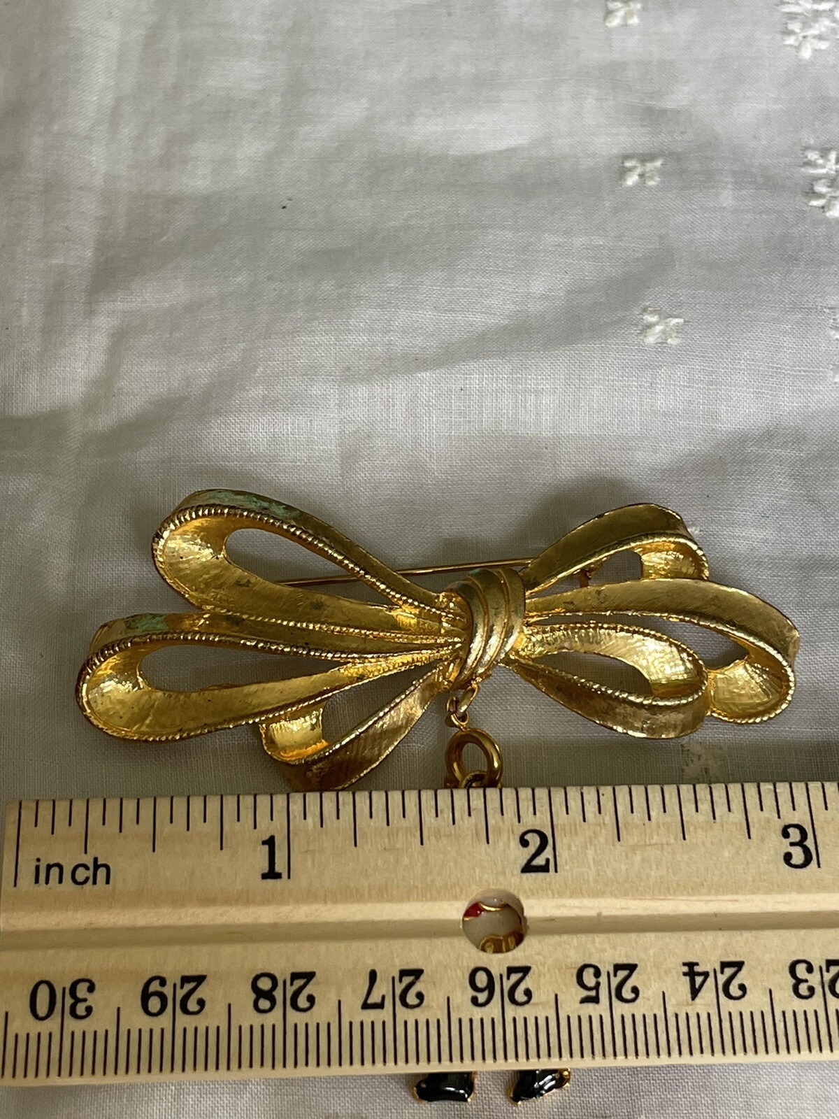 Vintage Phister Ent Christmas Jewelry Brooch Pin Santa Gold Tone Bow YT-47