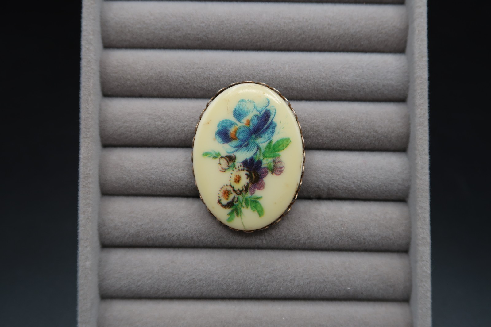 Vtg Cameo Brooch Floral Bouquet Design Cream Base Scalloped Metal Frame