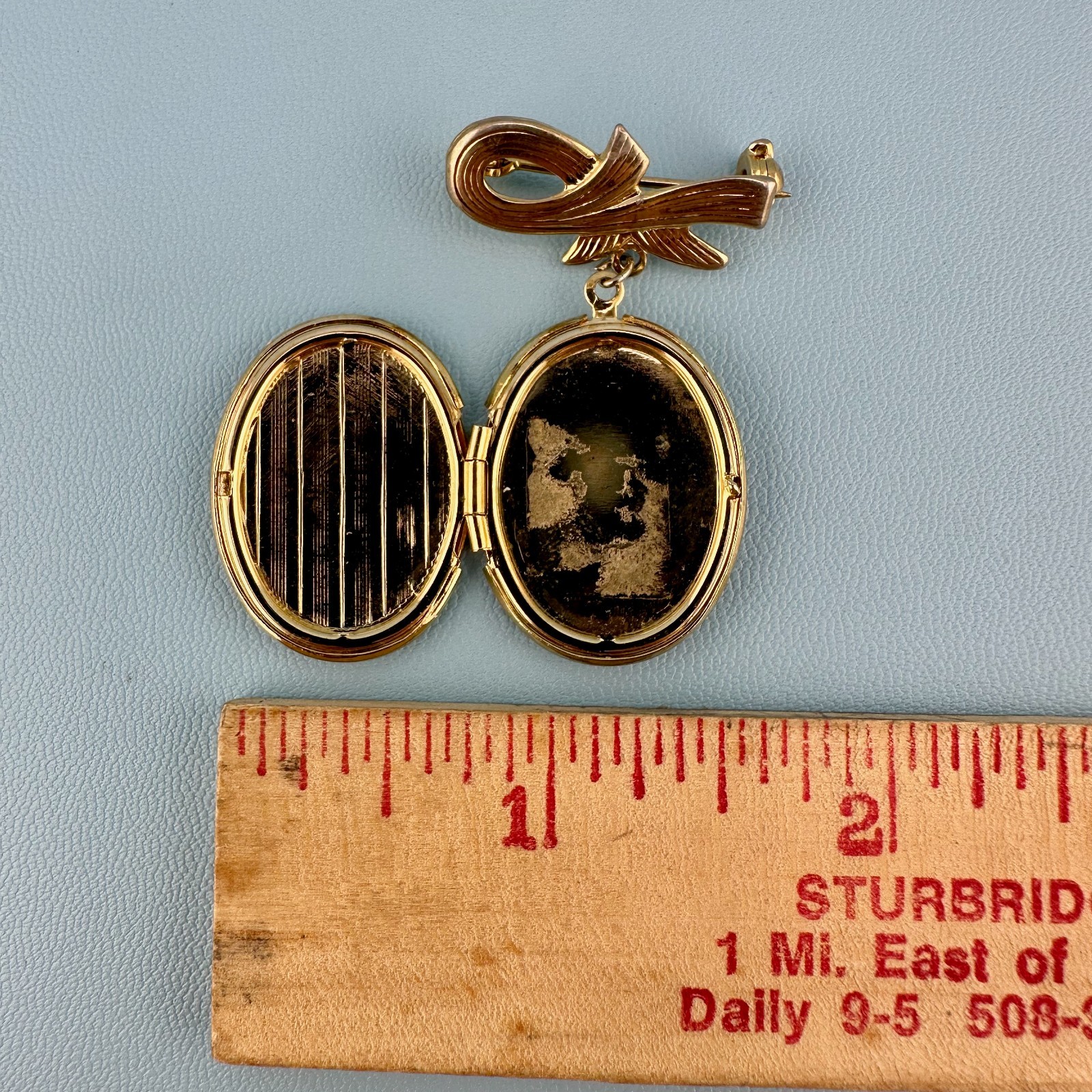 Vintage Photo Locket Brooch Pin Gold Tone Etched Stripe Dangle Bow Ribbon 1.75″