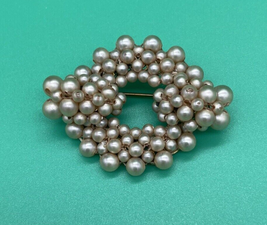 VINTAGE ART DECO 30s HASKELL INFLUENCE CLUSTER ECRU PEARL ON BRASS PIN BROOCH