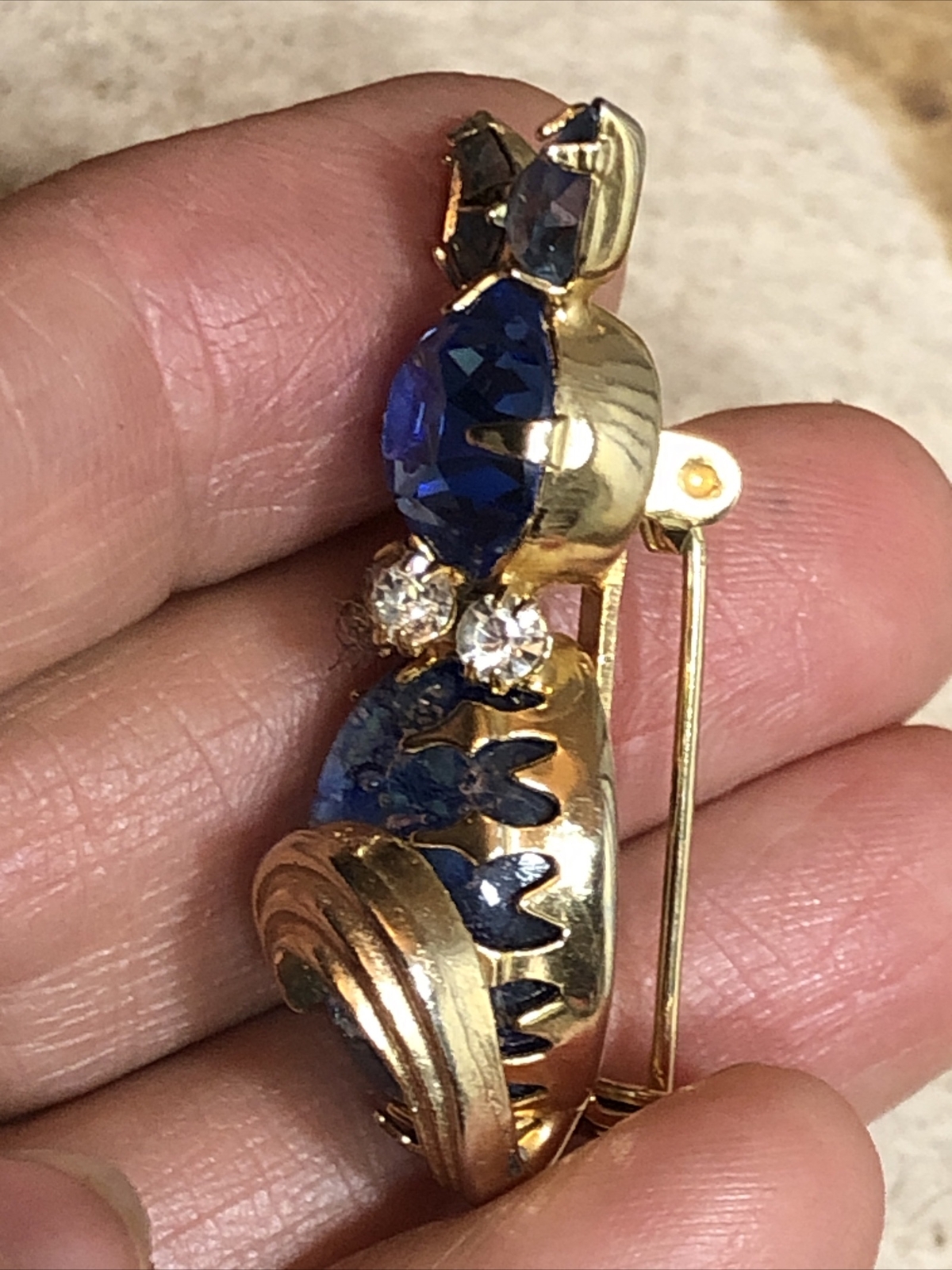 Vintage Gold tone Kitty Cat Blue Foiled Oval Dome Tummy Rhinestone pin 39mm