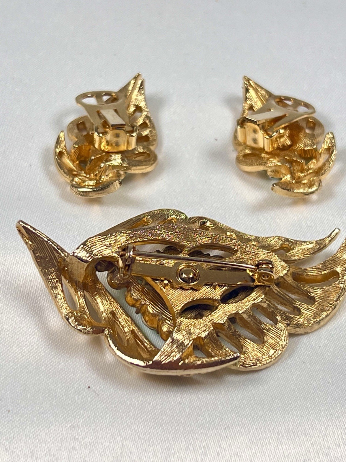 Gold tone leaf Pin Brooch Earring Set Vivid green Aurora Borealis rhinestones .