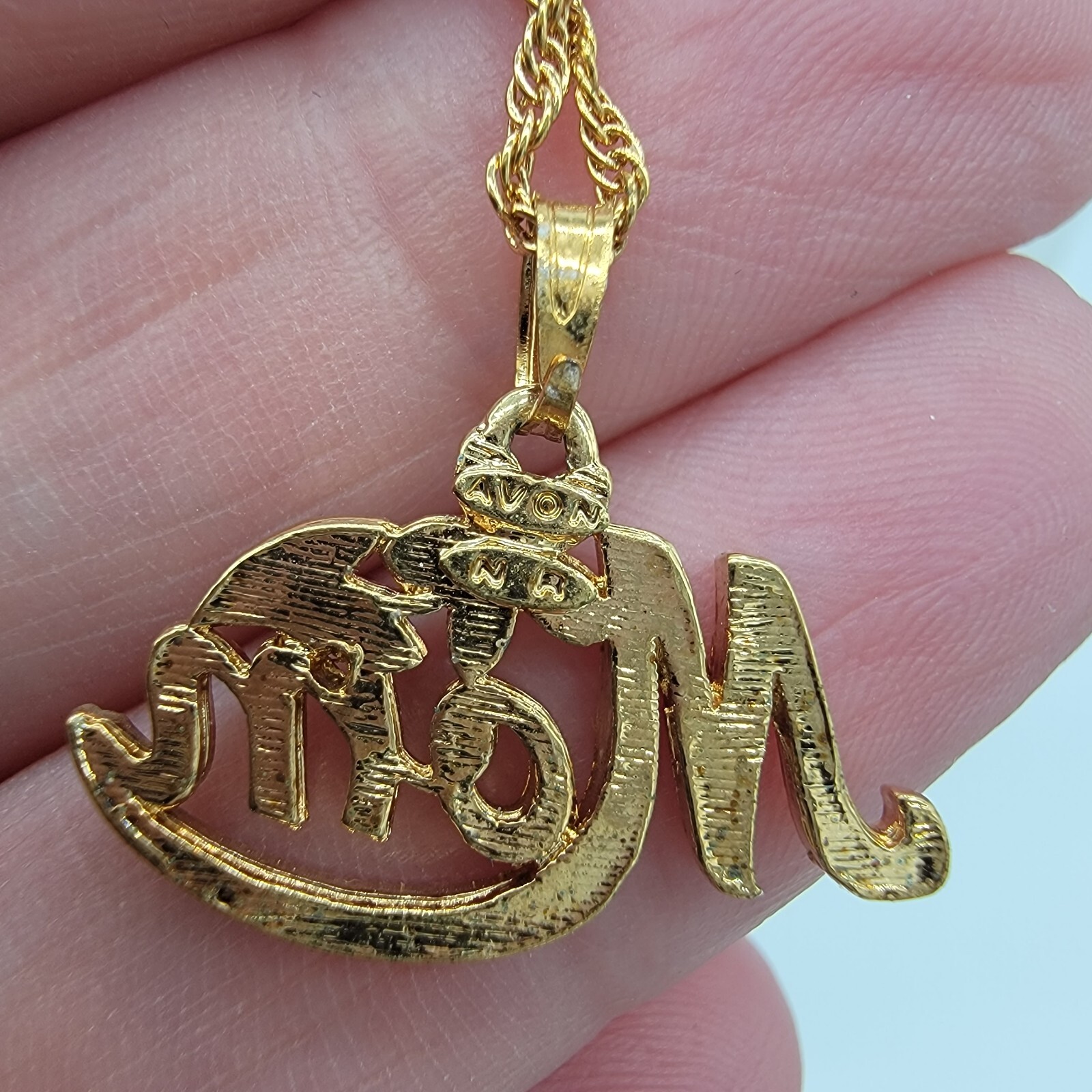 Vintage Avon Mom Necklace Daisy Flower Spellout Pendant 18″ Goldtone Chain