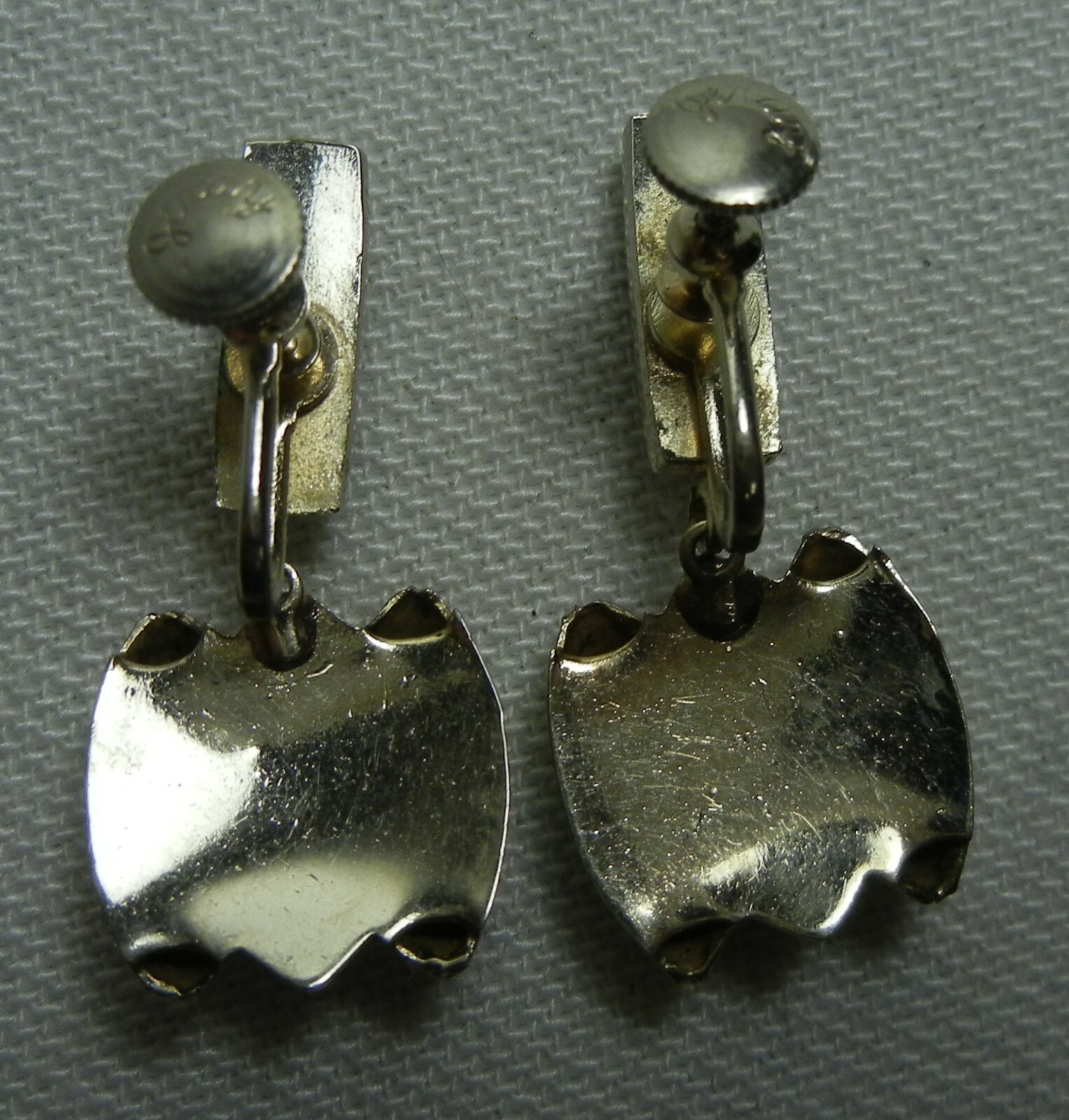 Vintage GERAY Very Light Gold Tone Dangle Drop Screw Back Earrings – 1 1/2″ Long